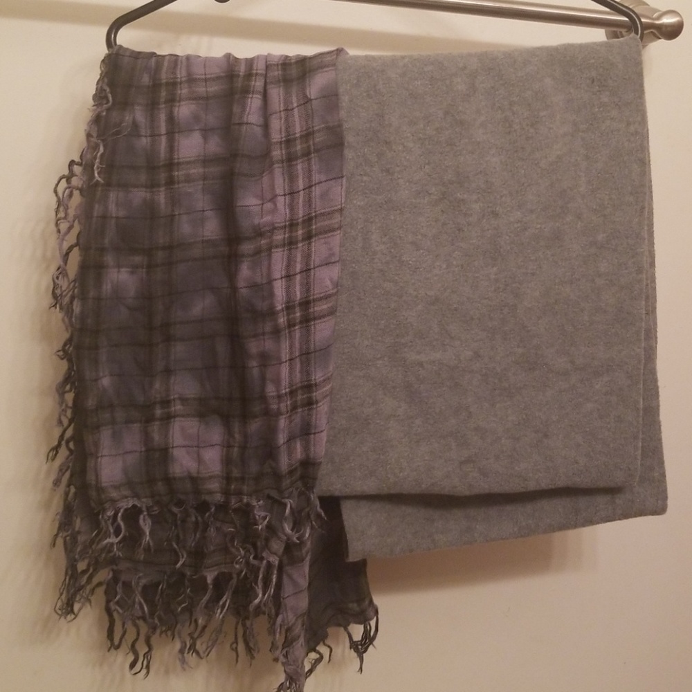 2 scarfs